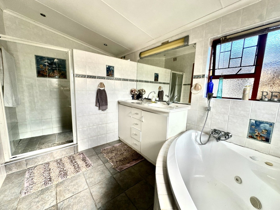 4 Bedroom Property for Sale in Bergsig Western Cape